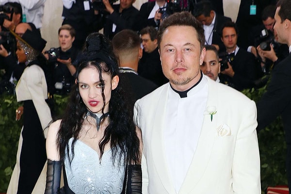 Grimes ve Musk'ın ilişkisi ise 2018 yılında başladı. Ünlü çift 2020 yılında "X Æ A-Xii" ismini verdikleri çocuklarını kucaklarına aldı.