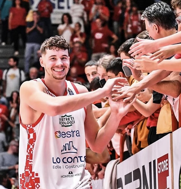 O zamandan bu yana da ses seda yoktu. Ta ki geçtiğimiz günlerde Devrim Özkan'ın basketbolcu Luka Brajkovic'le yeni bir aşka yelken açtığı iddia edilene dek.