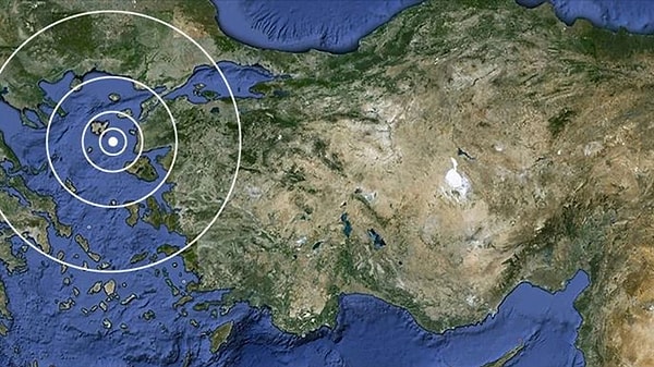 Uzmanlar yüksek şiddetli deprem ve tsunami uyarıları yaparken Santorini’de okullar 1 hafta tatil edilmişti.