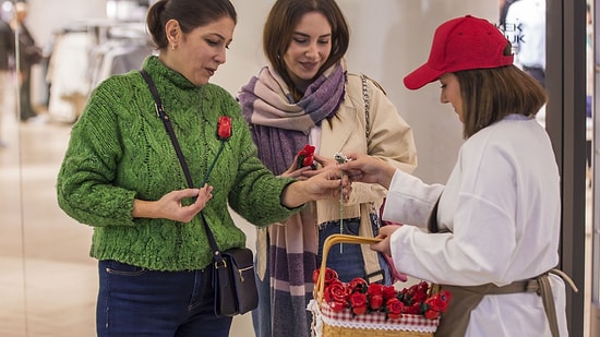 Lego ile Hediyenin Kalıcı Hali: Sevginin Her Haline Bir Kırmızı Gül Uzattık ama Bu Kez Güller Hiç Solmayacak!