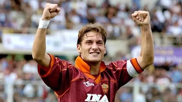 Böyle bir liste varsa Totti'siz olmaz. "Bir gecede 6 kızla dışarı çıktım. Hepsini birbiriyle aldattım ama Roma'yı asla aldatmadım" diyen Totti, futbolu efsane olduğu kulüpte bıraktı.