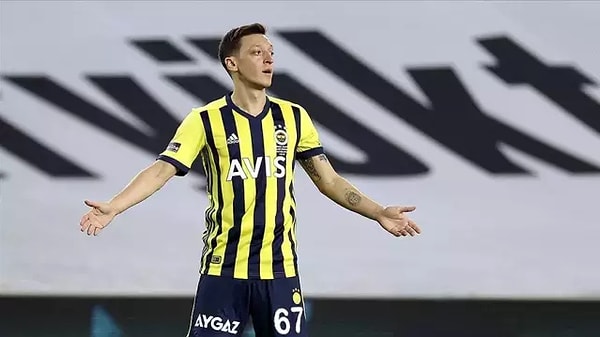 Mesut açıklamalarında Türk hakemlerine de yer verdi. Özil, "Buradaki hakemlere acıyorum." açıklaması yaptı.