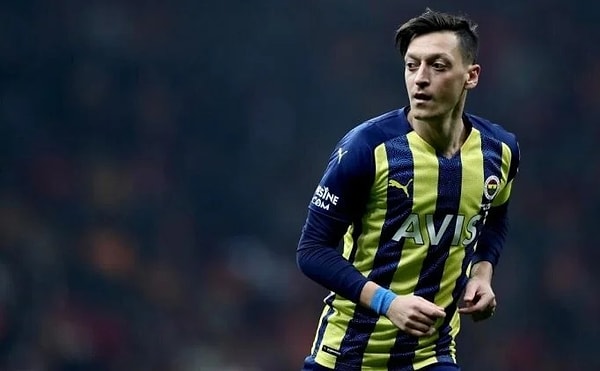 Mesut Özil sözlerini "Oysa ki insanlar önce kendilerine bakmalı, sadece hakemlere suç atmak doğru değil!" diyerek noktaladı.