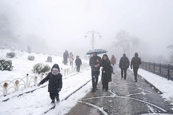 Çevre, Şehircilik ve İklim Değişikliği Bakanlığı Meteoroloji Genel Müdürlüğü Hava Tahmin Uzmanı Abdullah Macit, yaptığı açıklamada, İstanbul'da bugün havanın yağmurlu olacağını, çarşamba günü ise karla karışık yağmur görüleceğini söyledi.