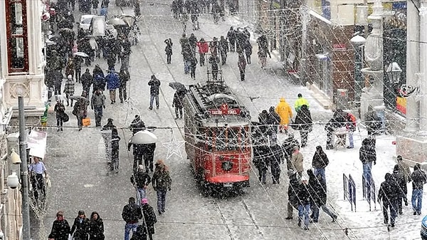 Kandilli Rasathanesi Meteoroloji Laboratuvarı Meteoroloji Mühendisi Adil Tek ise yağış sisteminin kuzeyden geldiğini kaydetti.