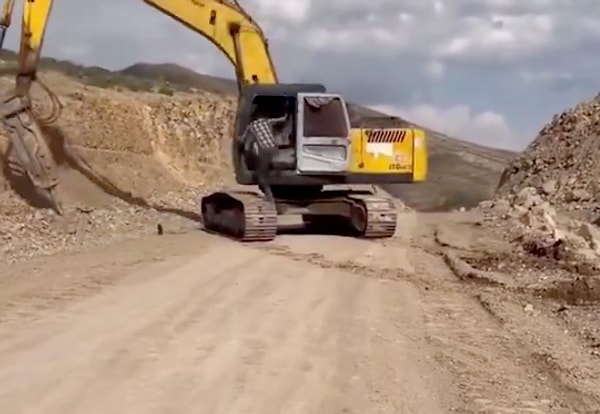 Olay anında, iş makinesini durdurmak için büyük bir çaba sarf eden kişi, büyük bir kaza atlatsa da son anda iş makinesini kontrol altına almayı başardı.