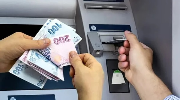 Emekli maaşını 3 yıl süreyle aynı bankadan alacağını taahhüt eden müşterilere kamu bankaları, emeklinin maaşına göre artacak şekilde 8, 10 ve 12 bin TL'lik promosyon imkanları sunarken, özel bankalarda ise 27 bin TL'ye kadar yükselebiliyor.