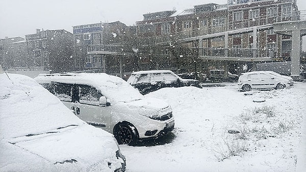 Meteoroloji Genel Müdürlüğünün uyarılarının ardından, sabah saatlerinde İstanbul'un yüksek kesimlerinde başlayan kar yağışı sürüyor.