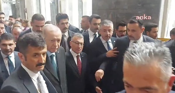 Erdoğan’a  "Ekrem İmamoğlu sizinle yarışmak istediğini söyledi, ne dersiniz Ekrem Bey ile yarışmaya" sorusu yöneltildi. Erdoğan, soruya yanıt vermedi.