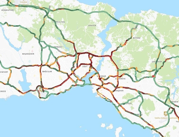 Beykoz Riva yolunun beyaza bürünmesi nedeniyle ilerleyemeyen bir sürücü aracını yol kenarına park etti. Karın şiddetini sürdürdüğü Sultangazi ve Arnavutköy’de görüş mesafesinin düşmesi, yola çıkan sürücülere zor anlar yaşattı.