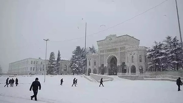 İstanbul Üniversitesi'nden yapılan yazılı açıklamada "Meteoroloji Genel Müdürlüğü’nden alınan verilere göre bu akşam ve yarın İstanbul genelinde yoğun kar yağışı ve buzlanma beklenmektedir. Bu nedenle 20 Şubat 2025 günü (yarın), Üniversitemizdeki eğitim-öğretim faaliyetlerine 1 gün süreyle ara verilmiştir" denildi.