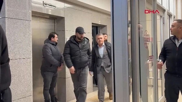 TÜSİAD YİK Başkanı Ömer Aras'ın ardından Başkan Orhan Turan hakkında da 'yanıltıcı bilgiyi alenen yayma ve adil yargılamayı etkilemeye teşebbüs' suçlamasıyla soruşturma başlatıldı. Polis eşliğinde götürüldükleri adliyede ifade veren Aras ve Turan yurt dışı yasağı talebiyle hakimliğe sevk edildi.