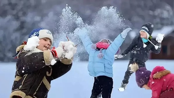 Türkiye'yi etkisine alan kar yağışı nedeniyle valilik ve kaymakamlıklardan yapılan açıklamalarda bazı il ve ilçelerde 20 Şubat Perşembe günü eğitim ve öğretime ara verildiği bildirildi.