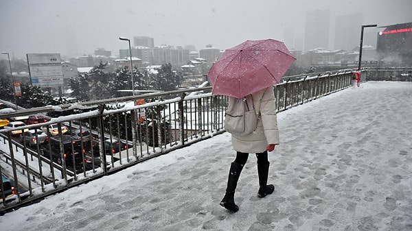 Meteoroloji Genel Müdürlüğü'nün ve İBB'nin kar uyarıları da devam ederken, okulların tatil olup olmayacağı ise merak konusu oldu.