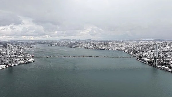 İstanbul Büyükşehir Belediyesi (İBB) iştirak şirketi Şehir Hatları, elverişsiz hava koşulları nedeniyle bütün seferlerin, ikinci bir duyuruya kadar durdurulduğunu açıkladı.