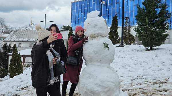 Kar yağışı devam ederken havaların ne zaman ısınacağı merak ediliyor. Meteoroloji Genel Müdürlüğü Hava Tahmin Uzmanı Murat Acar, 25 Şubat Salı gününe dikkat çekti.