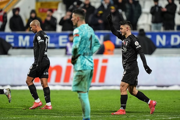 45+1'de bu kez Rashica ile ağları sarsan Beşiktaş devreyi de 2-1 önde kapattı.