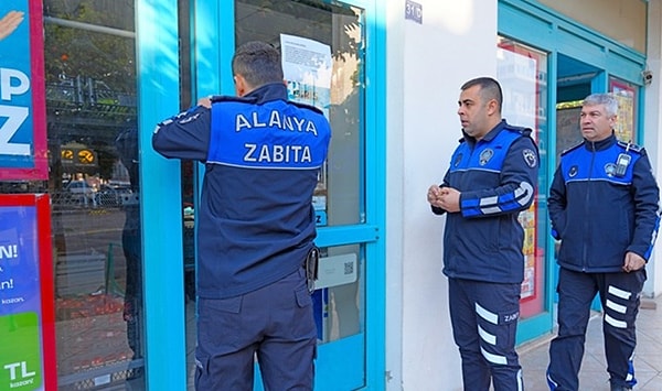 Yine Güllerpınarı Mahallesi Hacet Caddesi üzerinde bulunan bir başka zincir market şubesinin, son kullanma tarihi geçmiş ve silinmiş ürünler sattığı ortaya çıktı.