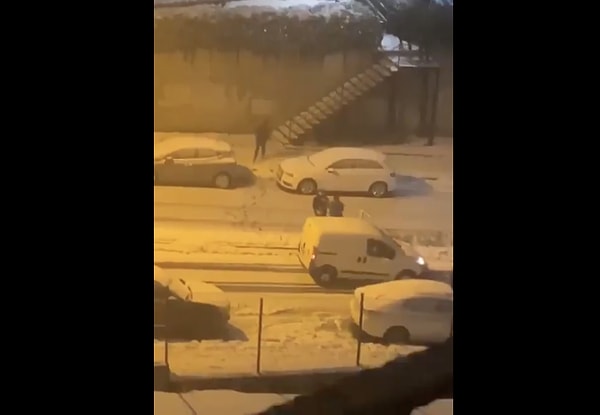 İki kişi, yoldan geçen araçlara kar topu atarak eğlenirken, bir adam duruma sinirlenip aracından indi.