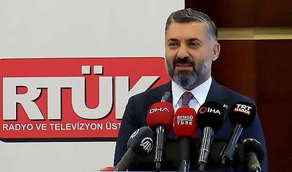 Geçtiğimiz çarşamba günü de (19 Şubat) TELE1, Halk TV, NOW TV ve SZC TV'ye “yargılama sürecini ve tarafsızlığını etkileme" suçlamasıyla yüzde 3 para cezası veren RTÜK'ten peş peşe yaptırım kararları gelmişti.