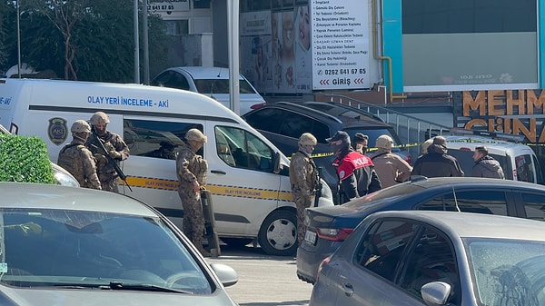 Olay yerine gelen özel hareket polisleri rehine krizine müdahale etmeye hazırlanıyor.