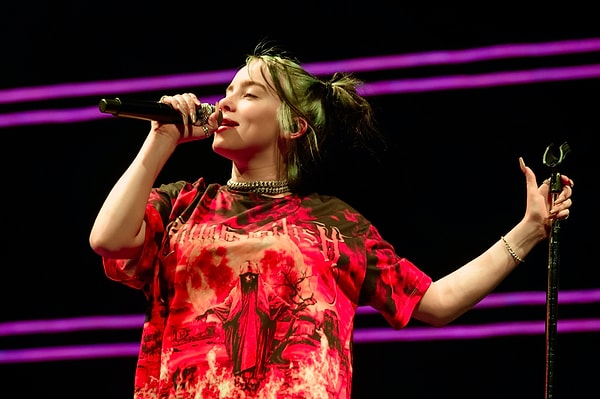 Yarın akşam, Avustralya'da Sydney Olympic Park'ta HIT ME HARD AND SOFT turnesinin ilk konserini verecek olan Billie, geçtiğimiz saatlerde ülkeye iniş yaptı.