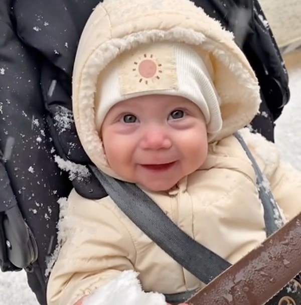 Kar tanelerine şaşkınlıkla bakan ve minik elleriyle dokunmaya çalışan bebeğin o anları, sosyal medyada büyük ilgi gördü.