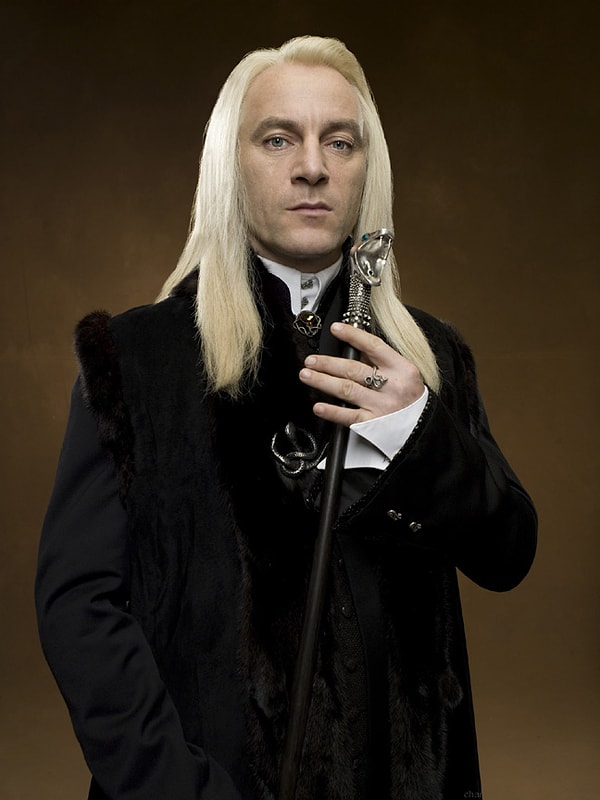 Bugün Harry Potter serisini bir kez daha anmamızın sebebi diziyle ilgili gelişmeler değil, dizinin kötü adamı Lucius Malfoy'u canlandıran Jason Isaacs'ın yaptığı açıklamalar.