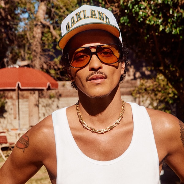 Biz Bruno Mars olarak biliyoruz ama gerçek adı: Peter Gene Hernandez.