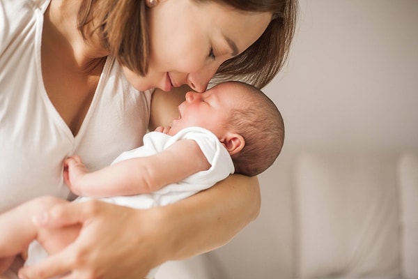 Bu hormonal etki hamilelik ve postpartum dönemden sonra azalıyor azalmasına ama kendimden ve etrafımdaki annelerden yola çıkarak söylersem, sanki bir miktar duygusallık baki kalıyor diyebiliriz.