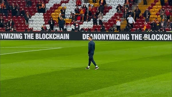 Seyir zevki olarak tarihin en kötü derbilerinden olarak kayıtlara geçen Galatasaray - Fenerbahçe maçının öncesinde "hav hav hav" şarkısı açılmıştı