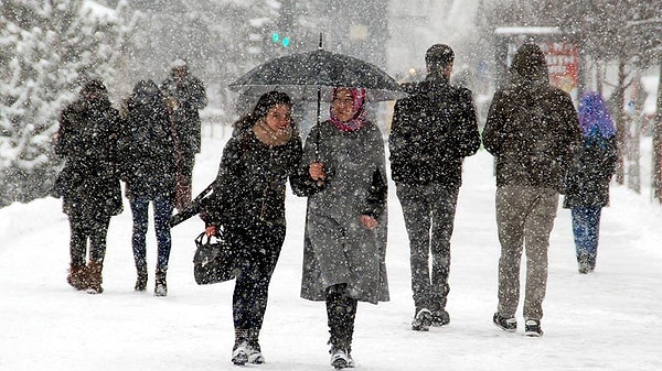 Orta ve doğu Karadeniz'de kar yağışı devam ederken, öğrencilerin merakla beklediği ''okullar yarın tatil mi?'' sorusuna yanıt geldi.