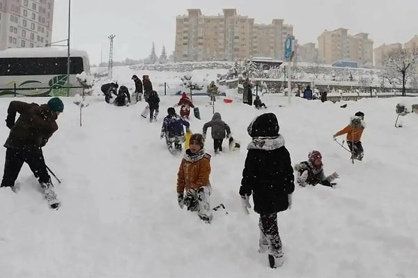 Giresun Valiliğinden yapılan açıklamada, Çanakçı ilçesinde kar yağışı ve buzlanma riski nedeniyle tüm eğitim kademelerinde yarın eğitim öğretime bir gün süreyle ara verildiği kaydedildi.