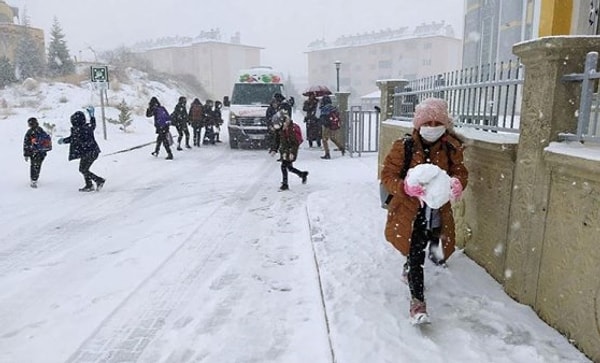 Rize Valisi İhsan Selim Baydaş, sosyal medya hesabından yaptığı paylaşımda, kar nedeniyle yarın da eğitime bir günlük ara verildiğini açıkladı.