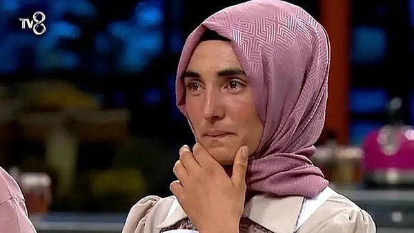 MasterChef Türkiye'nin geçtiğimiz sezonuna damga vuran isimlerden biri Ayşe Ekiz olmuştu. Tarım ve hayvancılıkla ilgilenen Ayşe'nin tanıtım videosundaki doğallığı daha ilk andan izleyiciyi yakalamıştı. Program süresince kendini geliştiren ve çok sevilen Ayşe'nin elenmesinin ardından değişimi fark edilmişti. Eski MasterChef yarışmacısı Esra Tokelli'nin yemek programına katılan Ayşe'nin yeni görünümü dikkatlerden kaçmadı.