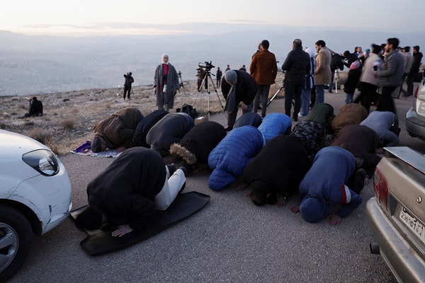 Bir yandan namaz kıldılar bir yandan Ay gözlemlediler.