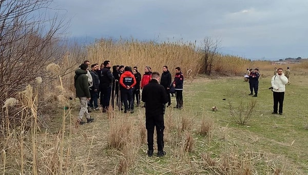 Kameralarda, Nazlı'nın demiryolu üzerinde yürüdüğü, ardından Aksu deresinin üzerindeki köprüye doğru yöneldiği görüldü.