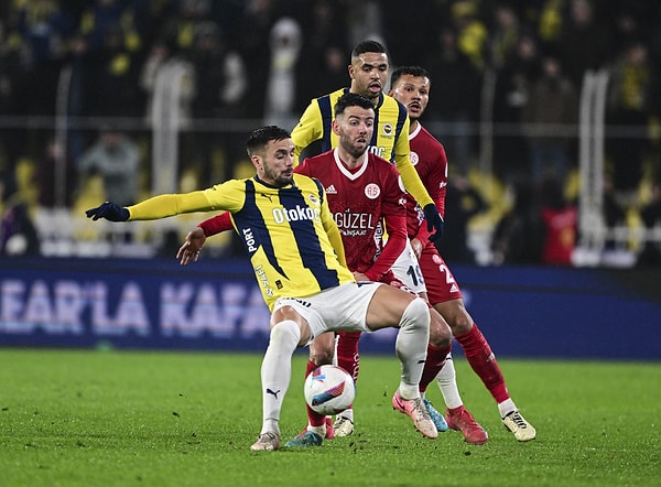 Galatasaray'ın puan kaybettiği günde Fenerbahçe üç puan için sahaya çıktı.