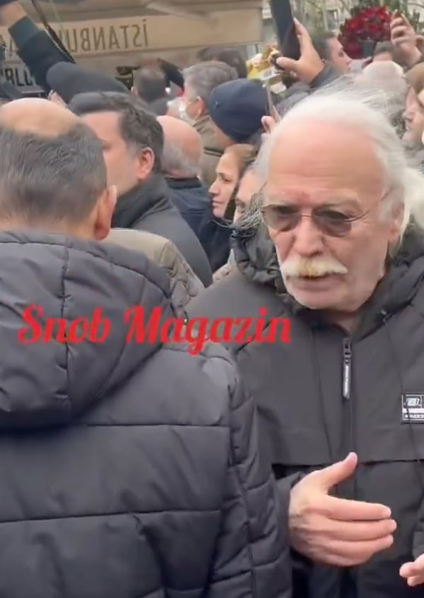 Cahit Berkay, usta isim son yolculuğuna uğurlanırken cenazede bulunan ünlü isimlerle fotoğraf çekinmeye çalışan kalabalığa tepki gösterdi.