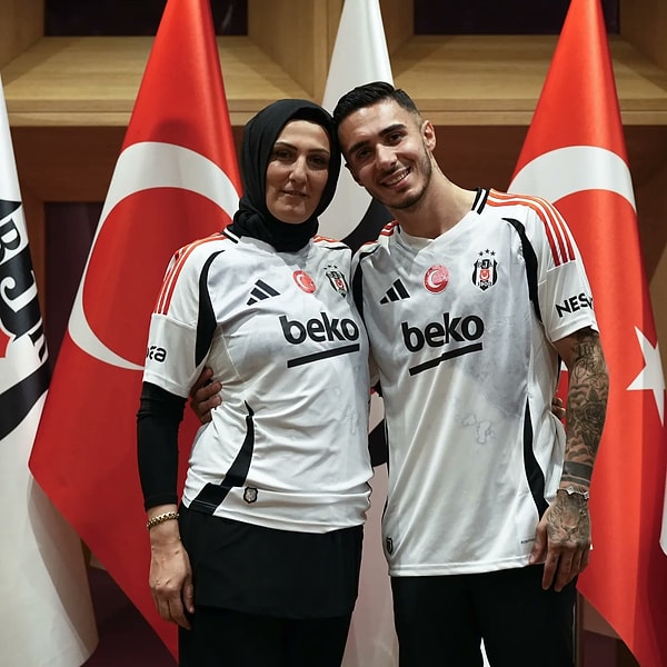 Fenomen isim geçtiğimiz haftalarda da jokey Berk Çetin ile aşk yaşadığını duyurmuştu. Ancak son günlerde gündeme gelen en yeni aşk dedikodusu bu sefer de Beşiktaş’ın genç oyuncusu Emirhan Topçu ile ilgiliydi.