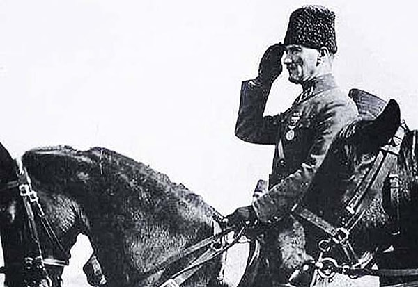 13. Mustafa Kemal Atatürk hangi savaşta "Anafartalar Kahramanı" unvanını almıştır?