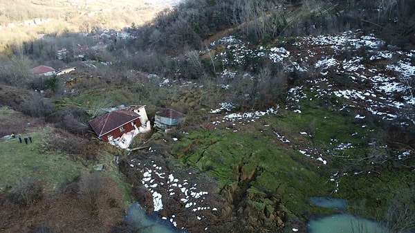 Heyelan sonrası yolun sular altında kalmasıyla büyük bir gölet oluştu.