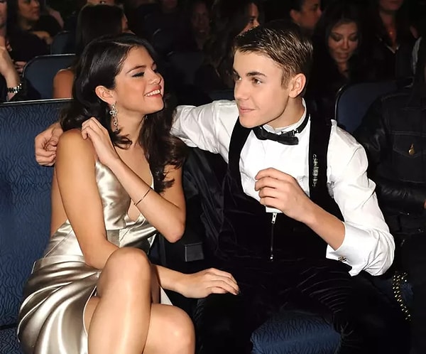 Justin Bieber, kendisi gibi ünlü bir şarkıcı olan Selena Gomez ile 2010 yılında başlayan ve 2018 yılında Justin'in evliliğine kadar bittiğine inanılmayan bir aşk yaşamıştı.