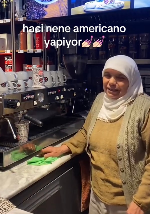 İçerik üreticisi o anları “Hacı nene americano yapıyor” notuyla paylaştı.