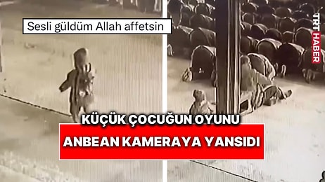 Camide Namaz Kılan Vatandaşın Sandalyesini Oyun Sanarak Çeken Küçük Çocuk