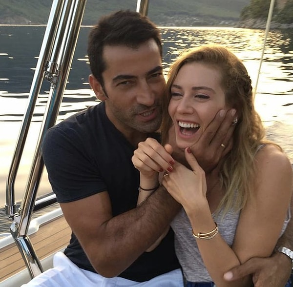 Sinem Kobal ve Kenan İmirzalıoğlu'nun kızları Lalin ve Leyla, geçtiğimiz günlerde anaokuluna giriş yaparken muhabirler tarafından izinsiz görüntülendi. Lalin ve Leyla'nın yanındaki şöför ve bakıcı görüntü alınmasın diye uğraştıysa da Lalin'in yüzü ilk kez bu kadar net gözükmüş ve ne yazık ki çocukların anaokulunun semti bile ifşa edilmiş oldu.