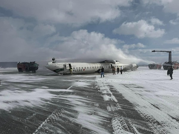 Hava yolu şirketlerinin deneyimsiz pilotları hızla kaptan yapmasının yanı sıra, uçakların bakım süreçlerinin de giderek gevşetildiği belirtiliyor.