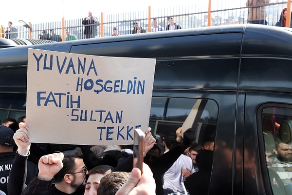 Taraftarın havalimanında karşıladığı Fatih Tekke, uçakta bazı taraftarların taktik verdiğini basın toplantısında açıkladı.