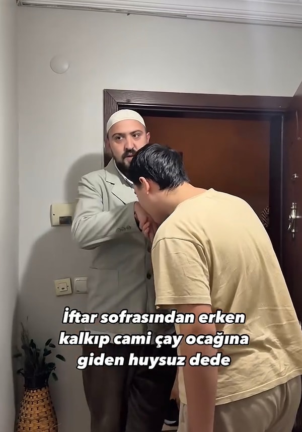 Alpdoğan paylaşımı, “İftar sofrasından erken kalkıp cami çay ocağına giden huysuz dede” notuyla yapmıştı.