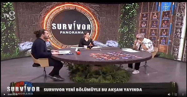 Sosyal medyadan Survivor'la alakalı video izleyip bir de duymak için telefonunu kulağına götüren Özarı, diğer yorumcuların dikkatinden kaçmadı.